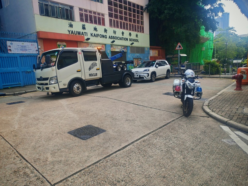 行動中,人員分別共發出902張定額罰款通知書及拖走8輛對交通造成嚴重阻塞的車輛。警方提供 行動中,人員分別共發出902張定額罰款通知書及拖走8輛對交通造成嚴重阻塞的車輛。警方提供