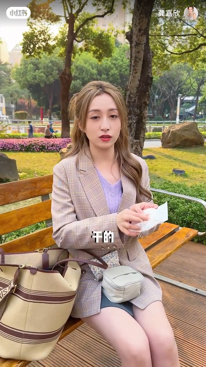 龔嘉欣原來有一種特殊癖好,很喜歡紙巾。 龔嘉欣原來有一種特殊癖好,很喜歡紙巾。