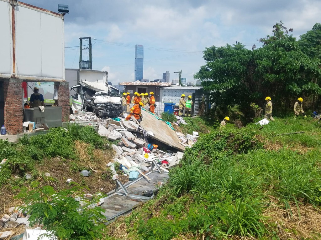 村屋近乎完全倒塌,雜物、石屎等遍佈一地。 林思明攝