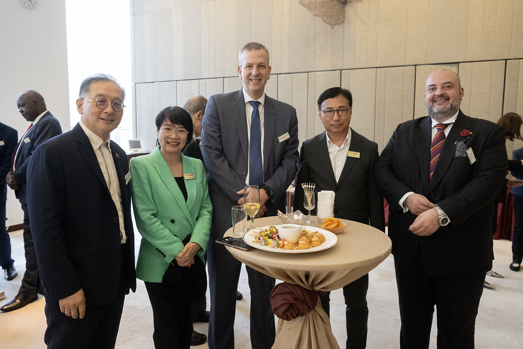 立法會上周五舉行「與駐港總領事及名譽領事交流酒會」。（立法會網頁）