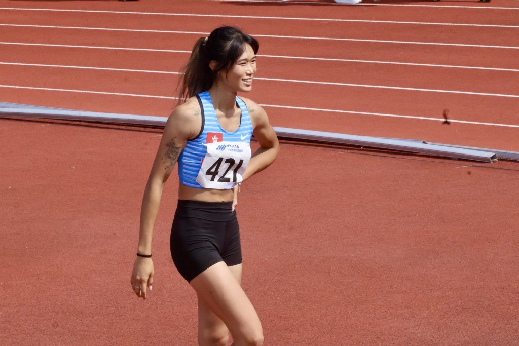 鍾慧欣途中曾以一跳跳過1米76時,顯出滿意的笑容。徐嘉華攝 鍾慧欣途中曾以一跳跳過1米76時,顯出滿意的笑容。徐嘉華攝