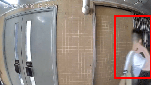 一名踩線賊在門前徘徊多時後，似看到下手目標，就是紅框所示的單位。