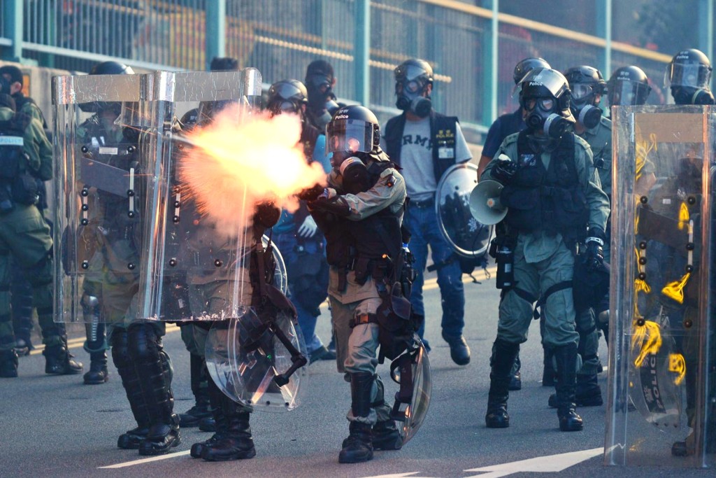 杨光赞扬香港警队一直坚守岗位，忍辱负重，致以祟高敬意。