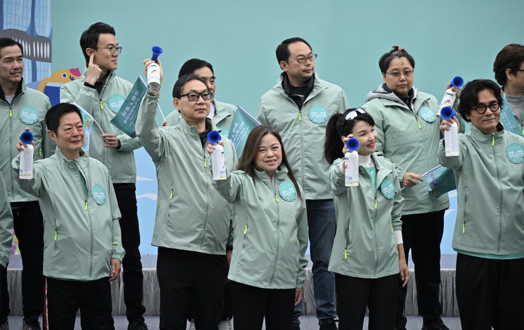 由罗淑佩、黄晓君、黄浩明、何文尧及林家栋等名人主持起步礼及鸣枪。