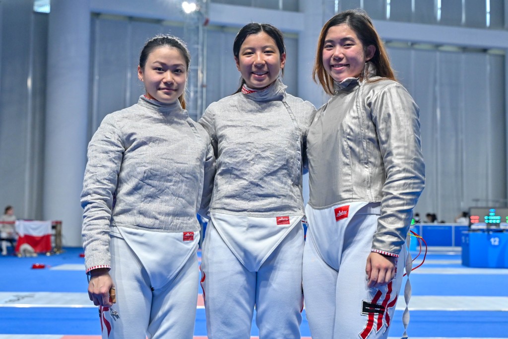 三位女佩代表朱詠翹（右起）、梁洛文及劉穎怡合作團體賽，可惜16強止步。