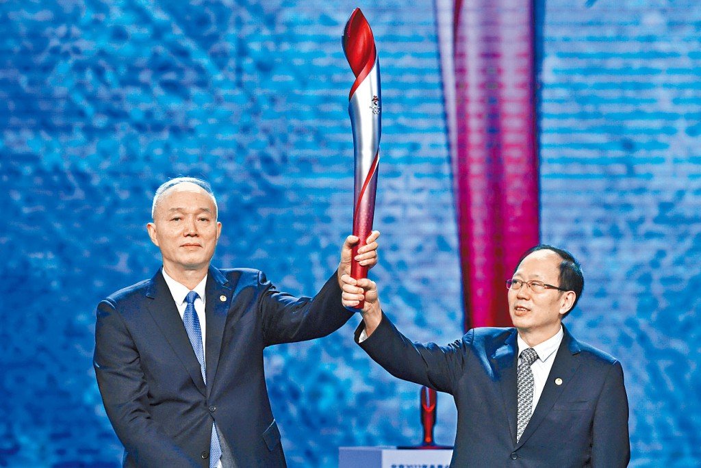 蔡奇（左）去年與北京冬奧組委執行主席苟仲文展示冬奧會火炬。