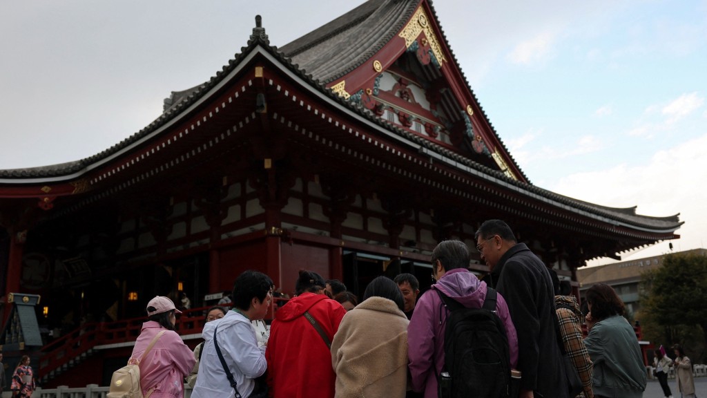 中國旅行團遊覽淺草寺。 路透社