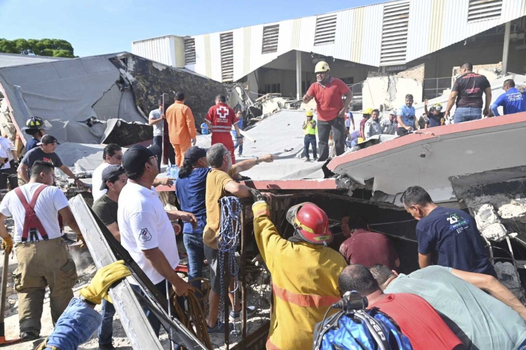 墨西哥教堂塌屋顶，搜救人员搜寻失踪者。美联社