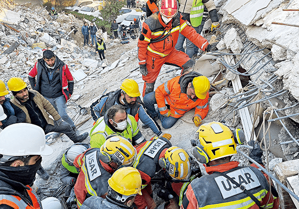  二月十一日，香港救援隊在災區哈塔伊搜索期間，在瓦礫堆下成功救出三名生還者。