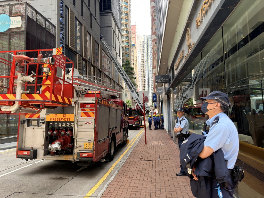 警方封锁现场调查。 警方封锁现场调查。