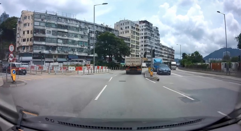 交通燈被泥頭車的面板撞甩,零件彈落鄰線的私家車車頭冚。Threads@kevinchung片段截圖 交通燈被泥頭車的面板撞甩,零件彈落鄰線的私家車車頭冚。Threads@kevinchung片段截圖