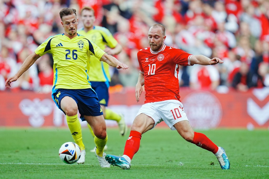 丹麥中場艾歷臣(右)重返歐國盃賽場感受良多。AP