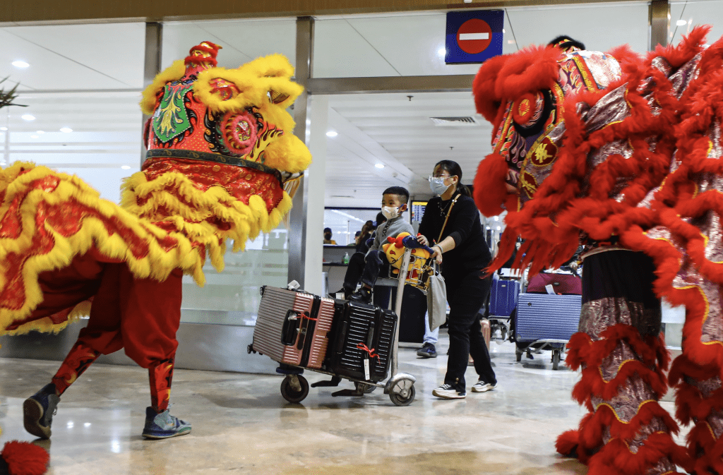 馬尼拉國際機場上周舞龍舞獅歡迎中國遊客入境。 美聯社