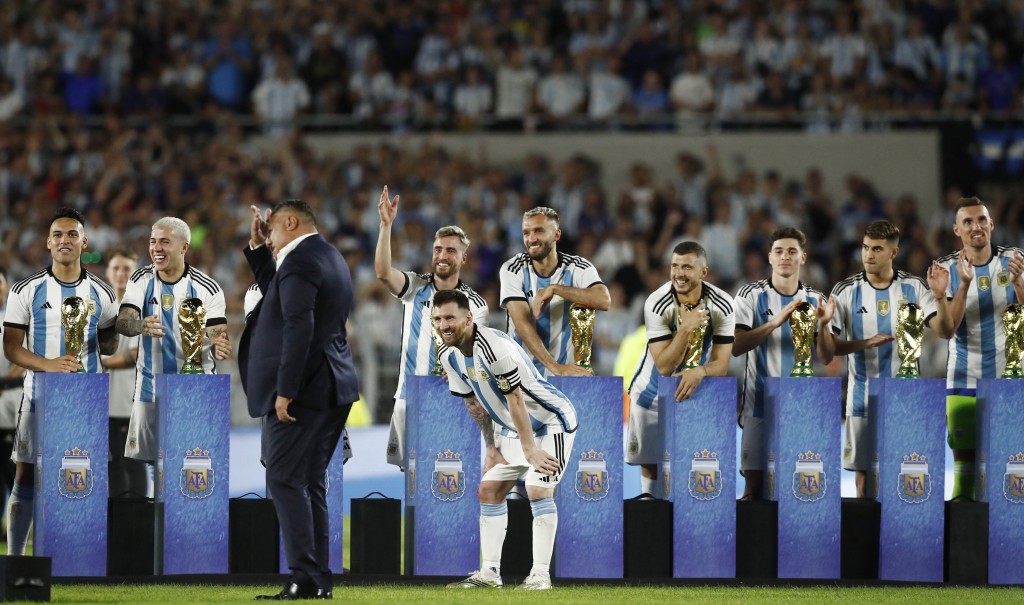 每位阿根廷球員都有一座大力神盃。Reuters