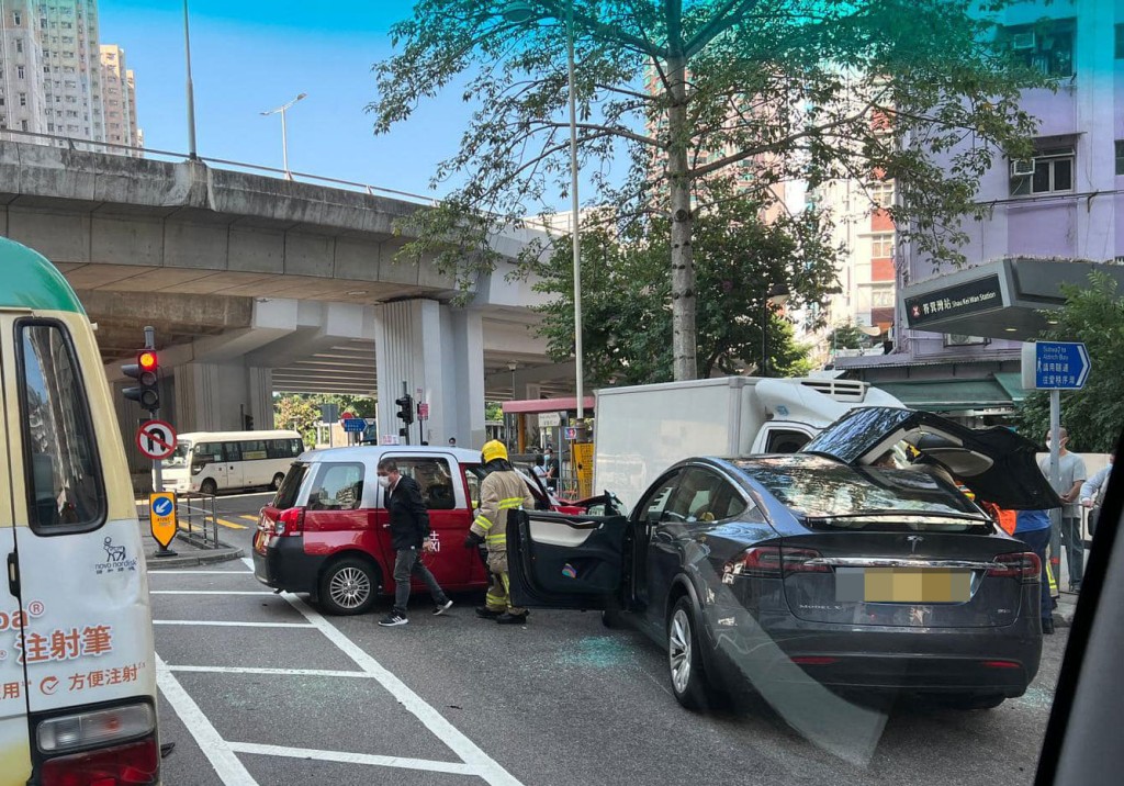 筲箕湾宝文街发生3车串烧车祸。fb「马路的事 (即时交通资讯台)」图片