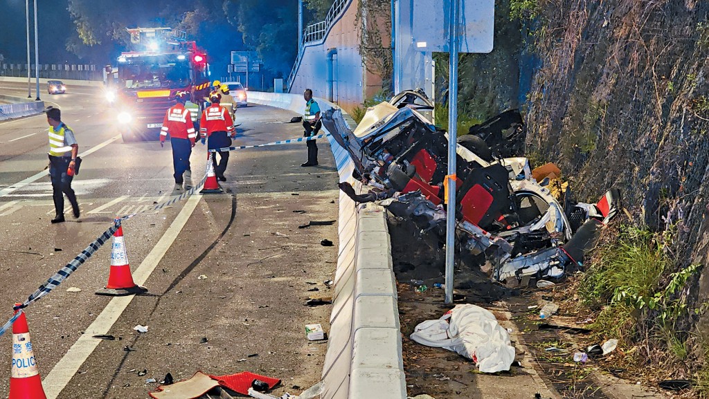 意外後「辣車」嚴重損毀，斷開兩截。