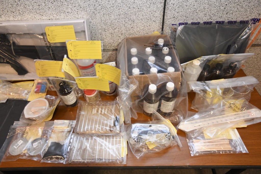 警方檢獲化學品、仿製槍械及旗幟。