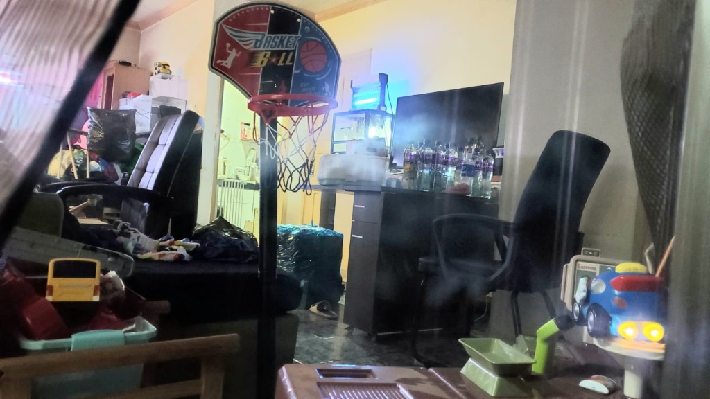 涉案單位客廳雜物眾多。