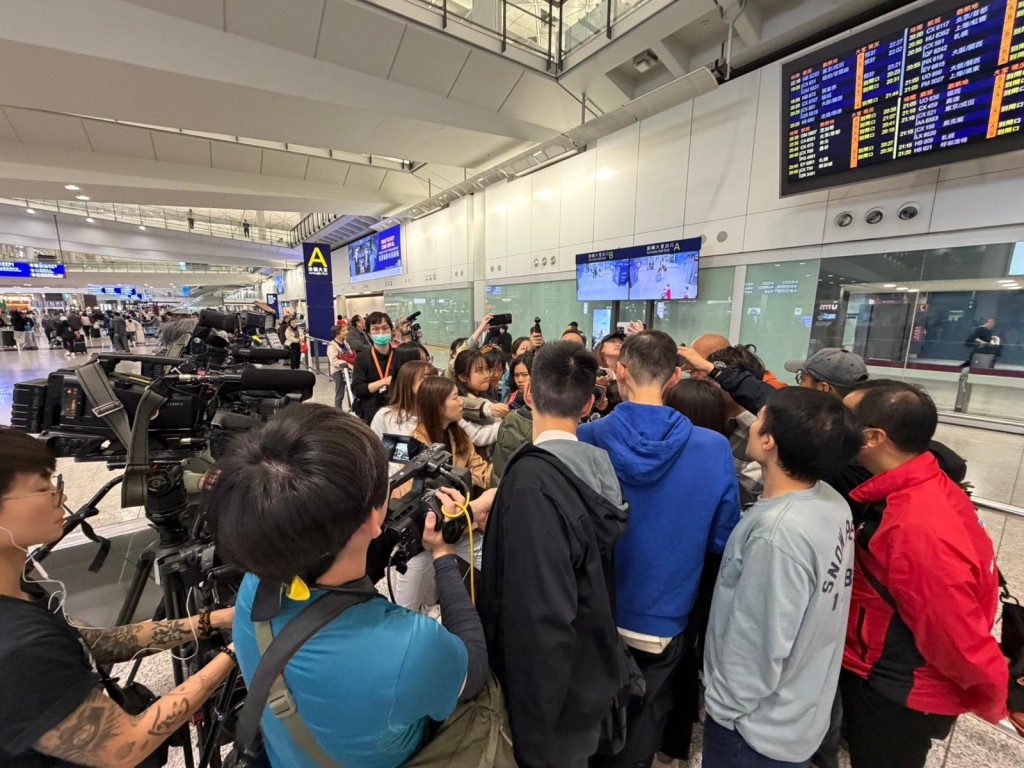多名市民在機場接機。 多名市民在機場接機。