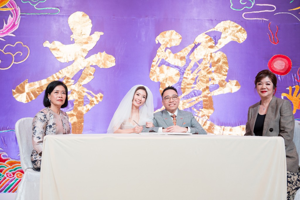 C君與黃天頤正式簽紙,成為夫婦。