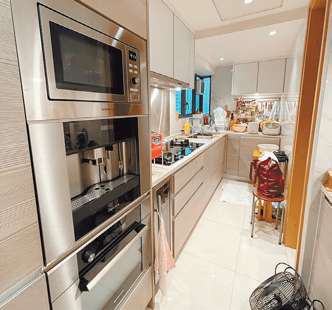 厨房空间宽敞，有齐全家电设备。
