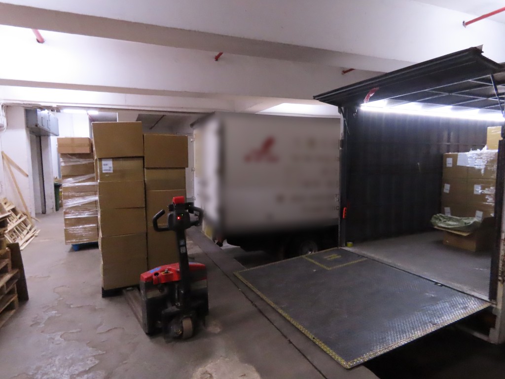 海關在一個物流場內檢獲的部分私煙。海關圖片