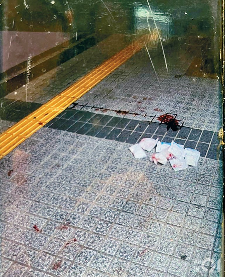案發當日死者被猛力推倒至仰面跌倒地上,後腦着地,當場昏迷口吐白沫。圖為案發現場遺下血跡。