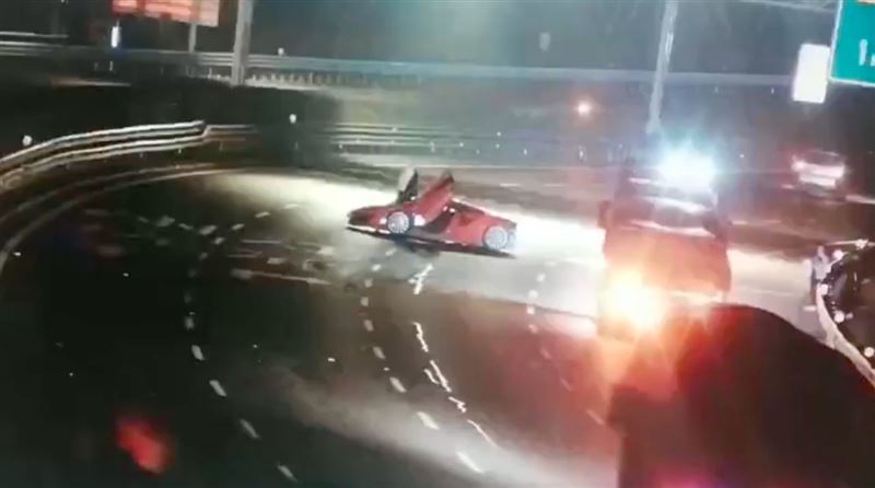 麥拿侖揸先失控炒欄再被貨車腰成廢鐵。網上圖片