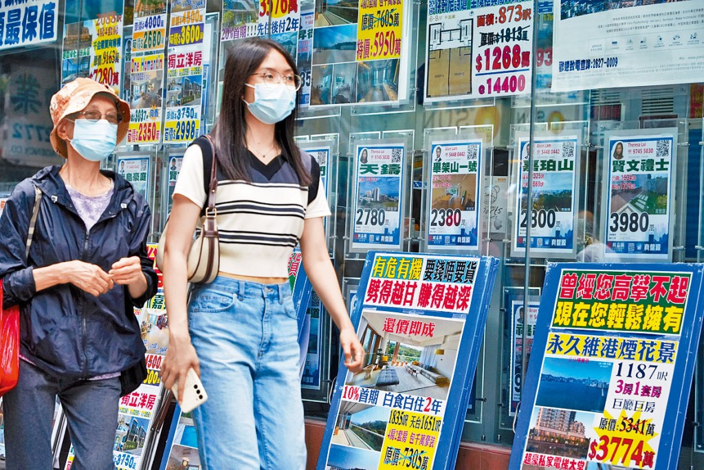 不少半新樓投資客「轉軚」沽貨套現,以致市場連環錄得「鬆綁貨」成交個案。