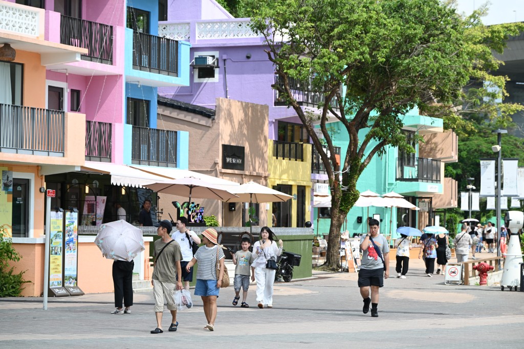 到訪者以本地家庭客居多,有市民專程引領內地親友前來「避世」。 到訪者以本地家庭客居多,有市民專程引領內地親友前來「避世」。