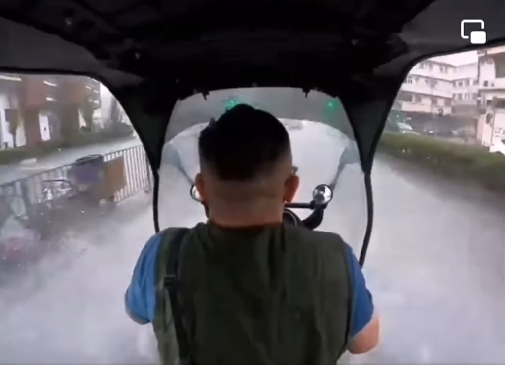 铁骑士在土瓜湾驾车穿过水氹溅起大量水花。网上截图