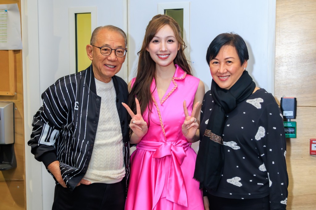 楊受成博士與太太陸小曼以及海兒合照。