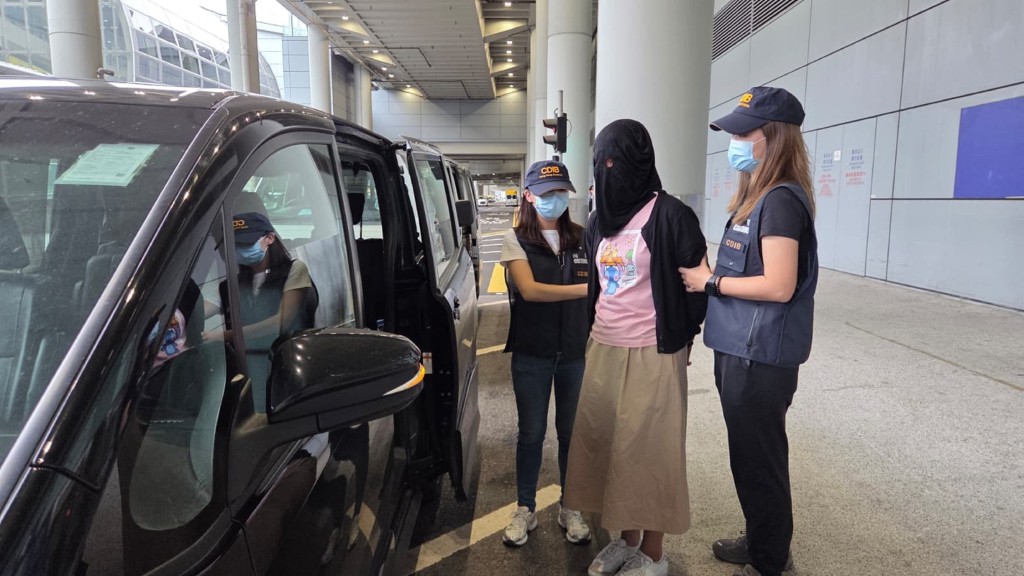 首宗案件被捕的兩名菲律賓女子。 首宗案件被捕的兩名菲律賓女子。