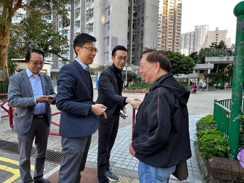 陈志豪（右二）获香港旅游业议会前理事崔定邦（左二）、新民党中委叶庆宁（左一）现身支持。黄子龙摄