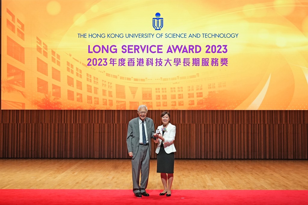 创校校长吴家玮教授（左）特意出席，向现任校长叶玉如教授颁发30年长期服务奖。