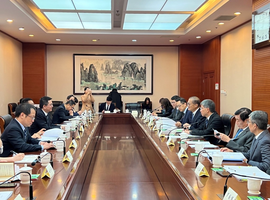 卢宠茂（右四）今日上午率领代表团拜访北京市衞健委，并向北京市衞健委党委书记、副主任锺东波（左三）介绍香港在医疗衞生领域的最新发展。政府新闻处图片
