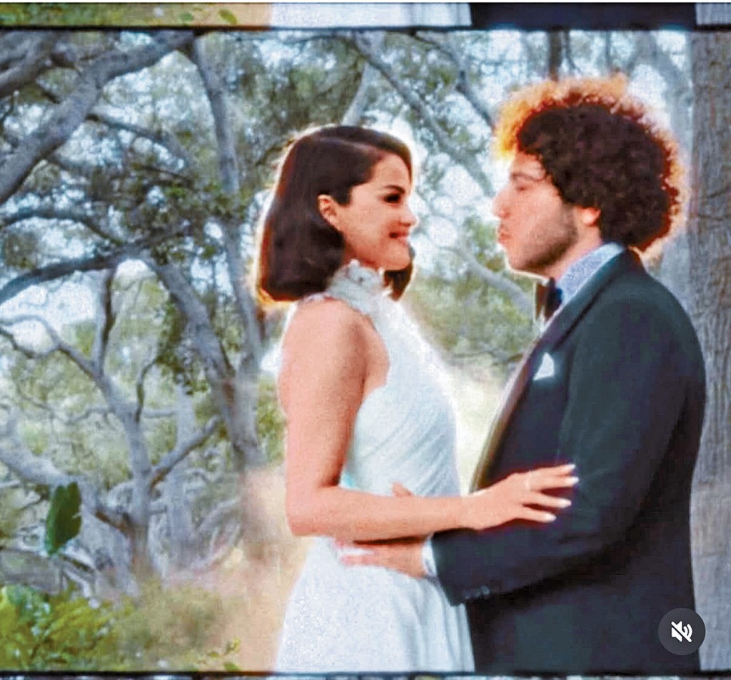 Selena公開婚照，宣布昨日已與Benny Blanco舉行婚禮。