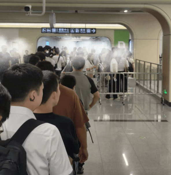 深圳地铁7月20日起启用地铁安检新安排。深圳大件事 深圳地铁7月20日起启用地铁安检新安排。深圳大件事