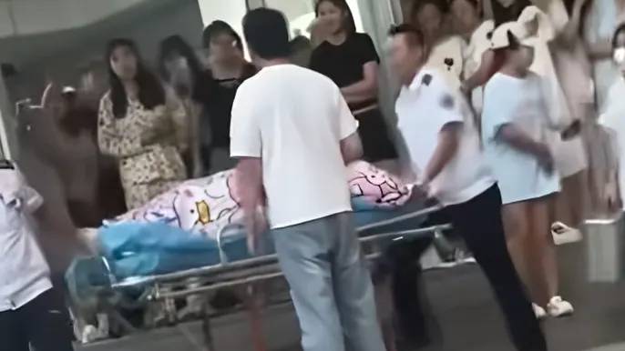 網傳照片指高校女生宿舍分娩後被送院。