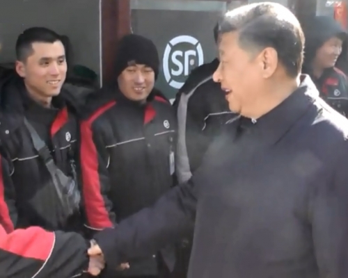 習近平探望快遞工作人員。央視截圖