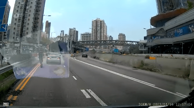 一辆银色私家车准备转弯驶入攸田东路。