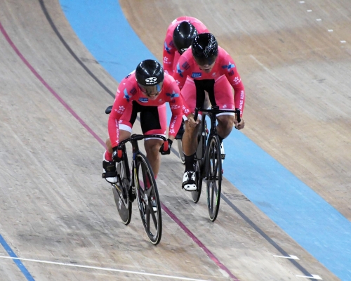 李慧诗(前)与男队成员进行争先赛，一试实力。梁柏琛摄