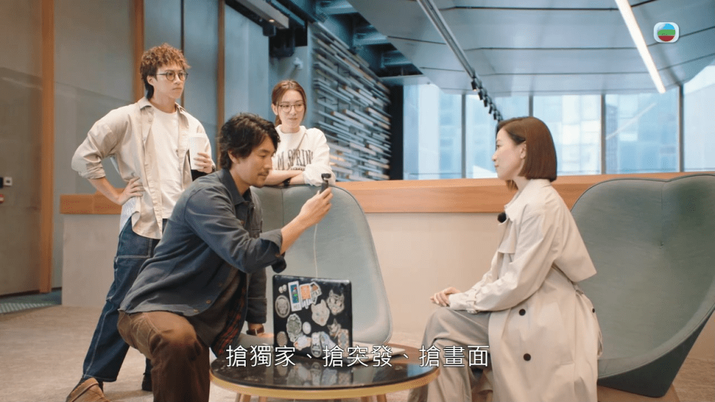 「Man姐」佘诗曼则去「刘艳」王敏奕的网台做节目。
