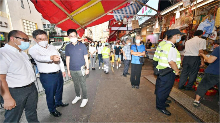 卓永兴（左二）视察观塘瑞和街一带商贩。卓永兴fb