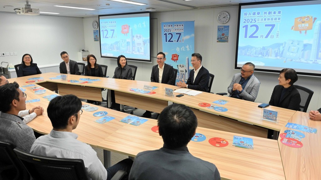 發展局副局長林智文訪轄下多個部門，呼籲員工踴躍投票。發展局fb