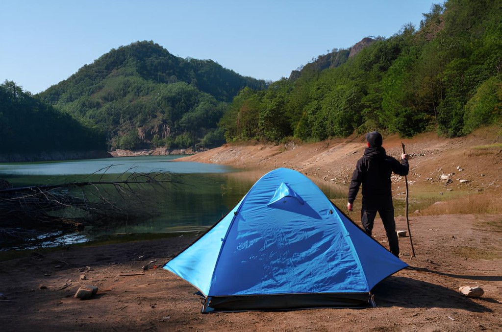 ■日本人對於露營有專業要求，例如通過越野、登山、涉溪等活動，學習如何生存。