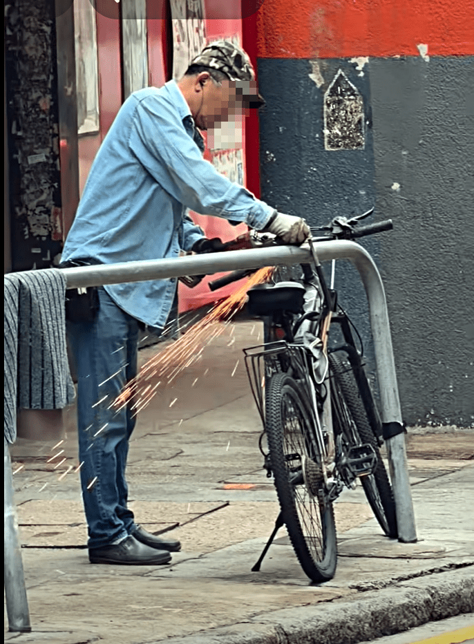 男子锯锁时溅出花火。fb：的士司机资讯网 Taxi