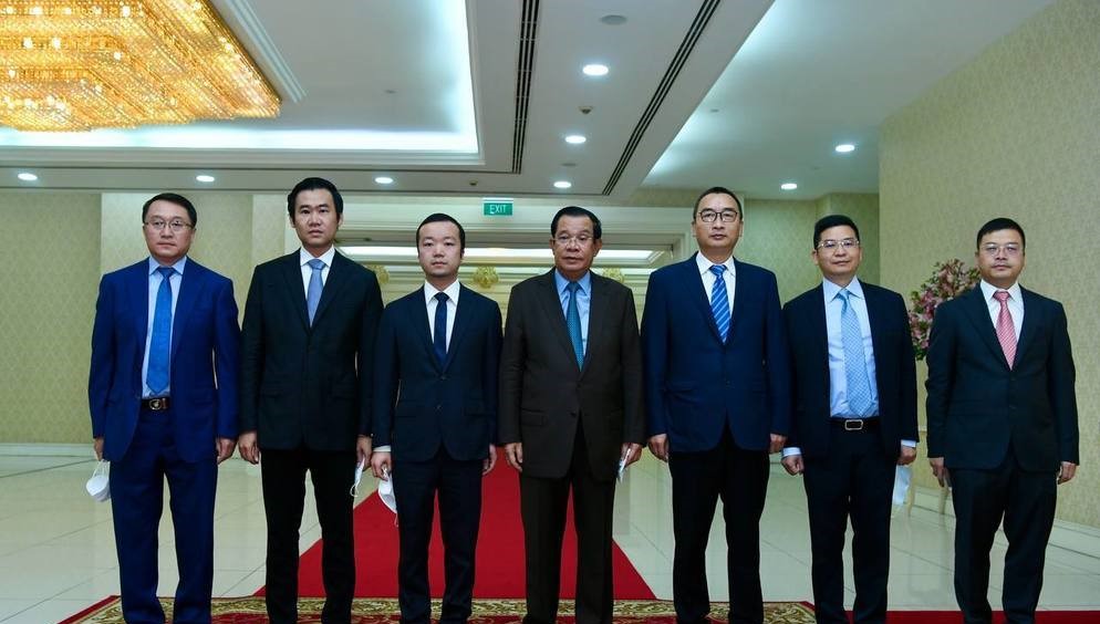 太子集團(Prince Group)創始人陳志(左三)與柬埔寨前首相洪森(左四)合照。《柬中時報》 太子集團(Prince Group)創始人陳志(左三)與柬埔寨前首相洪森(左四)合照。《柬中時報》