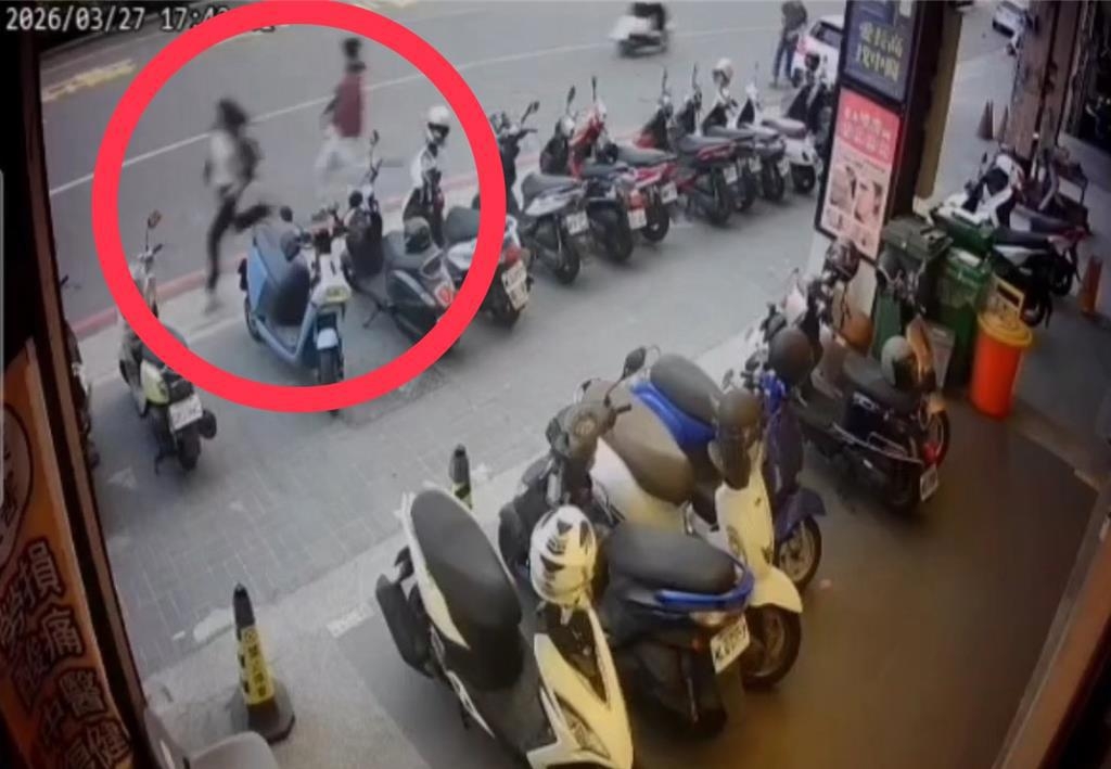 恐怖双刀流男友， 求复合不成竟当街追斩前女友。 中时