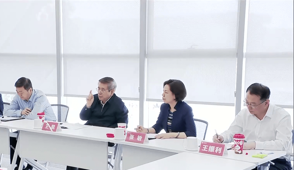 河南省長王凱希望蜜雪冰城對標國際知名品牌,加快完善標準體系,積極開拓海外市場,把品牌擦得更亮。 河南省長王凱希望蜜雪冰城對標國際知名品牌,加快完善標準體系,積極開拓海外市場,把品牌擦得更亮。